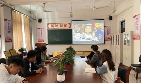 谈球吧app下载学生党支部在党员集体活动室观看2
